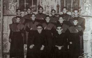 D. juan Tardio con grupo de seminaristas entre ellos Paco Garcia           